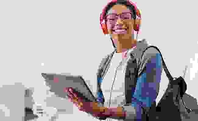 student-headphone img